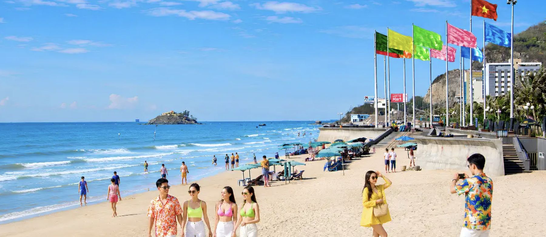 Bãi Sau, Vũng Tàu: biển xanh, hàng cờ dọc bờ kè và Hòn Bà phía xa